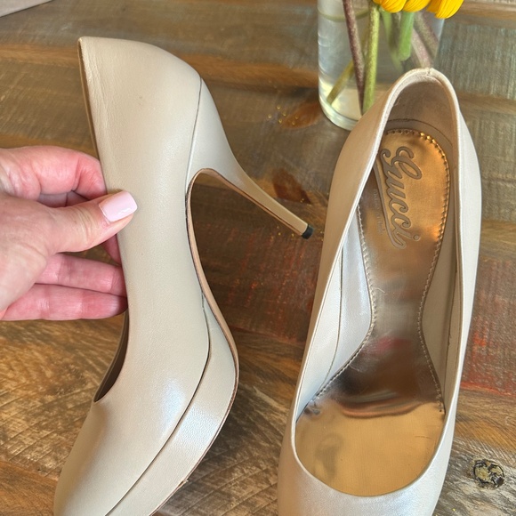 🍾💟🥂AUTHENTIC GUCCI Leather Platform tan/cream Pumps - Great Condition!🍾🥂 - Picture 7 of 16